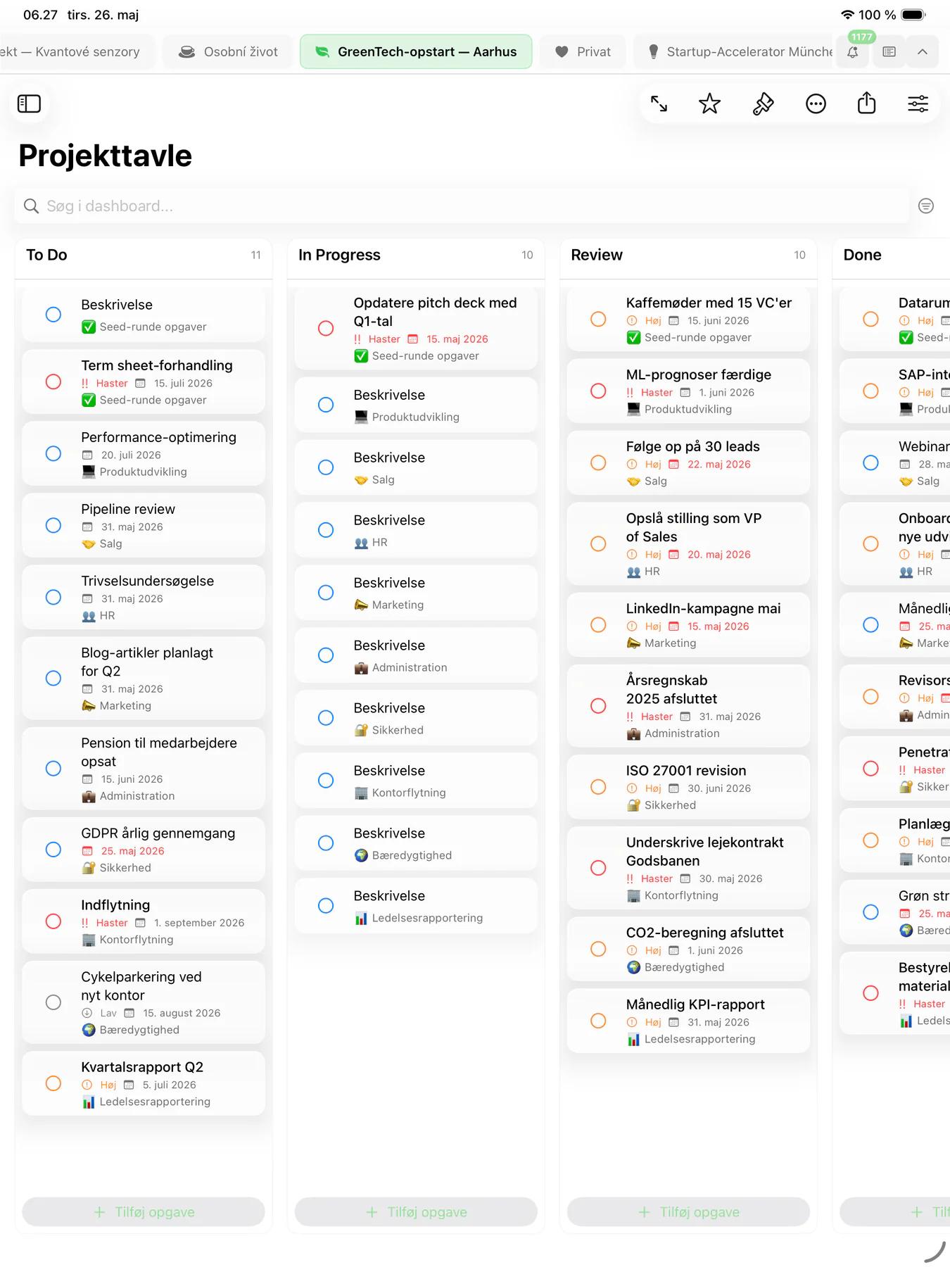Mintofu kanban-tavle med opgavekort organiseret i arbejdsflowkolonner