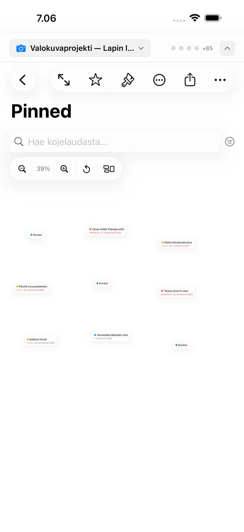 Mintofun post board kiinnitetyillä ja järjestetyillä tehtävillä vapaamuotoisella kankaalla