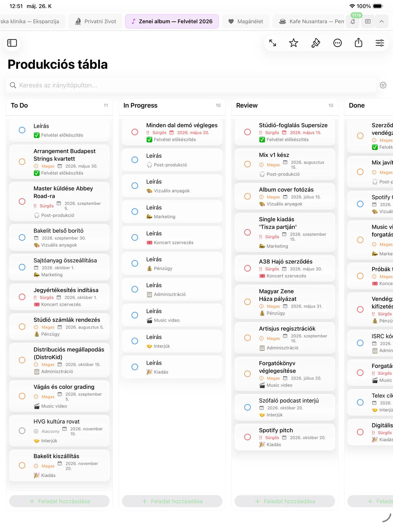 Mintofu kanban tábla feladatkártyákkal munkafolyamat-oszlopokba szervezve