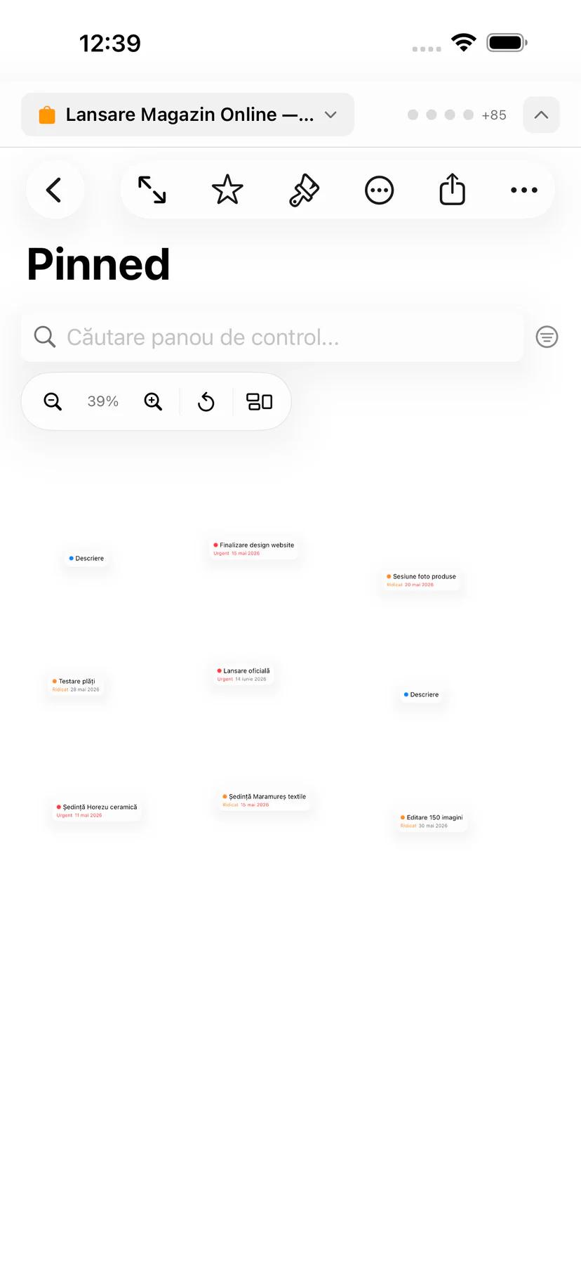 Post board Mintofu cu sarcini fixate și aranjate pe un panou liber